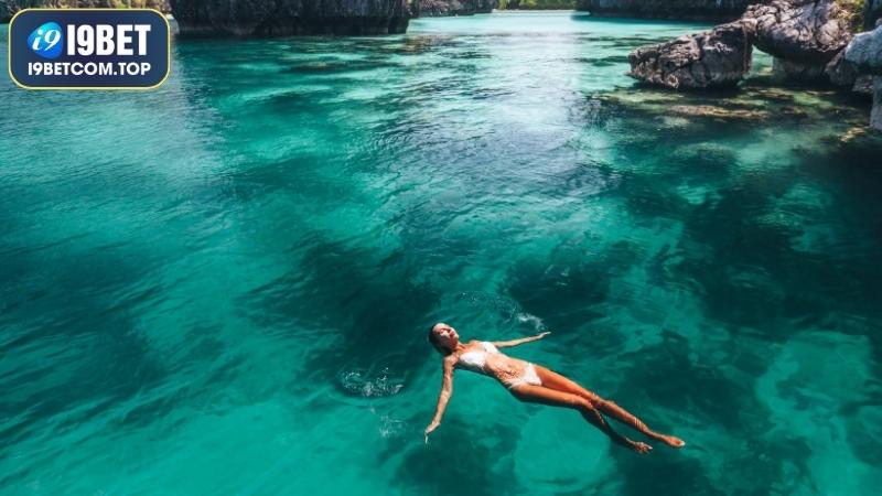 Chiêm bao thấy mình bơi lội nhẹ nhàng trong nước